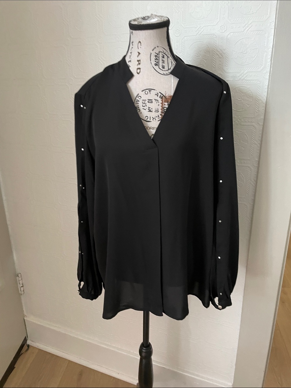 Jennifer Lopez Black Long-Sleeve V-Neck Blouse